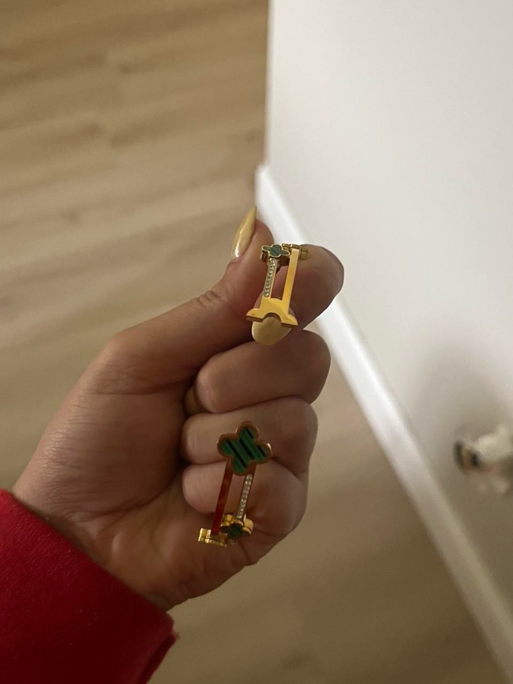 Trendy boutique Gold Bracelet with Green Clover Enamel - Picture 3 of 4